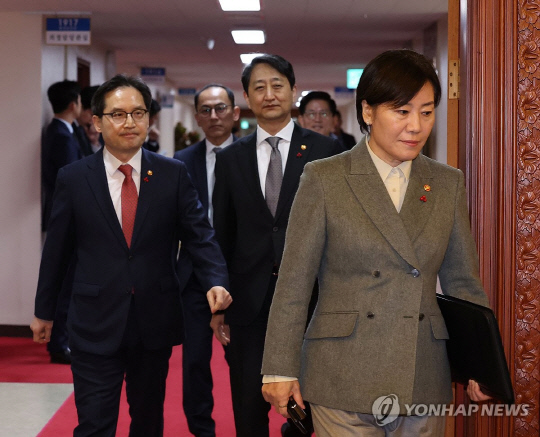 송미령 농림축산식품부 장관(오른쪽)이 17일 서울 종로구 정부서울청사에서 열린 국무회의에 참석하고 있다. [연합뉴스]